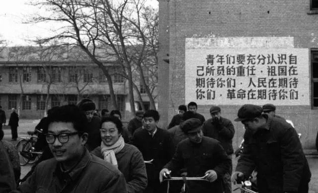 1977年，我國恢復(fù)高考。圖為在北京高考考點外的標語。